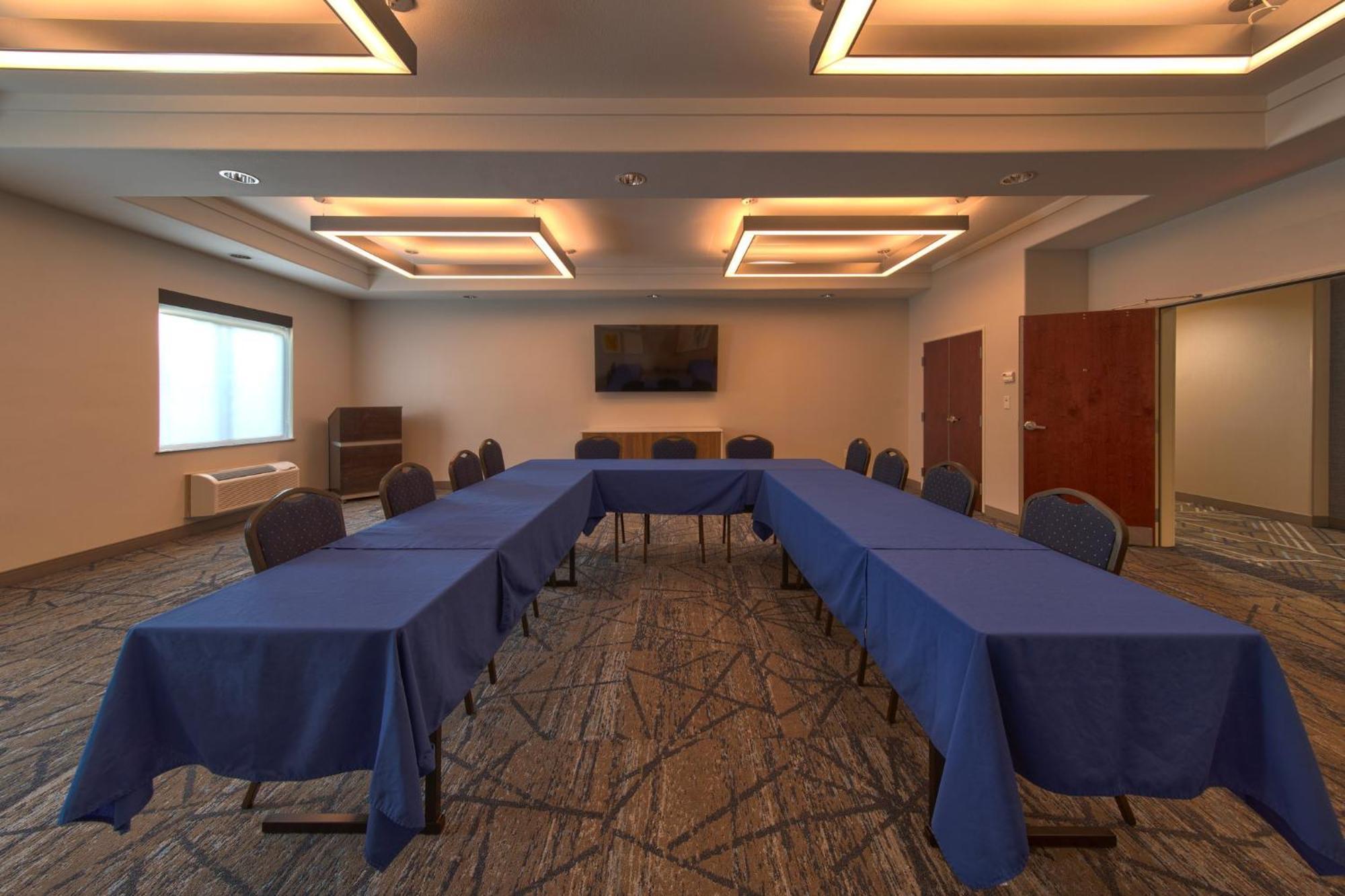 Holiday Inn Express & Suites Cleveland By Ihg מראה חיצוני תמונה